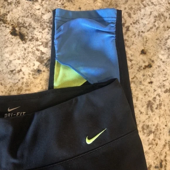 Nike Women’s Size Medium Athletic Cropped Leggings - Picture 2 of 10